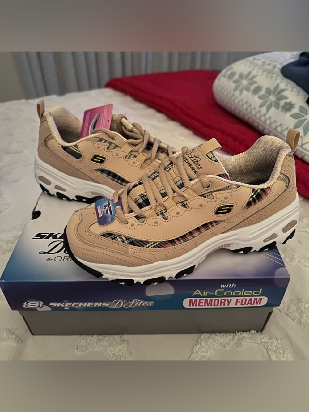 Skechers D’Lites - NEVER WORN!!